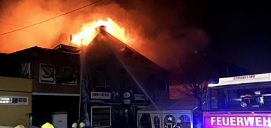 13 Feuerwehren bei Großbrand in Lenzing Ort