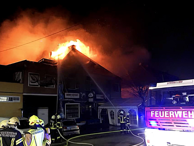 13 Feuerwehren bei Großbrand in Lenzing Ort