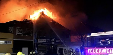 13 Feuerwehren bei Großbrand in Lenzing Ort