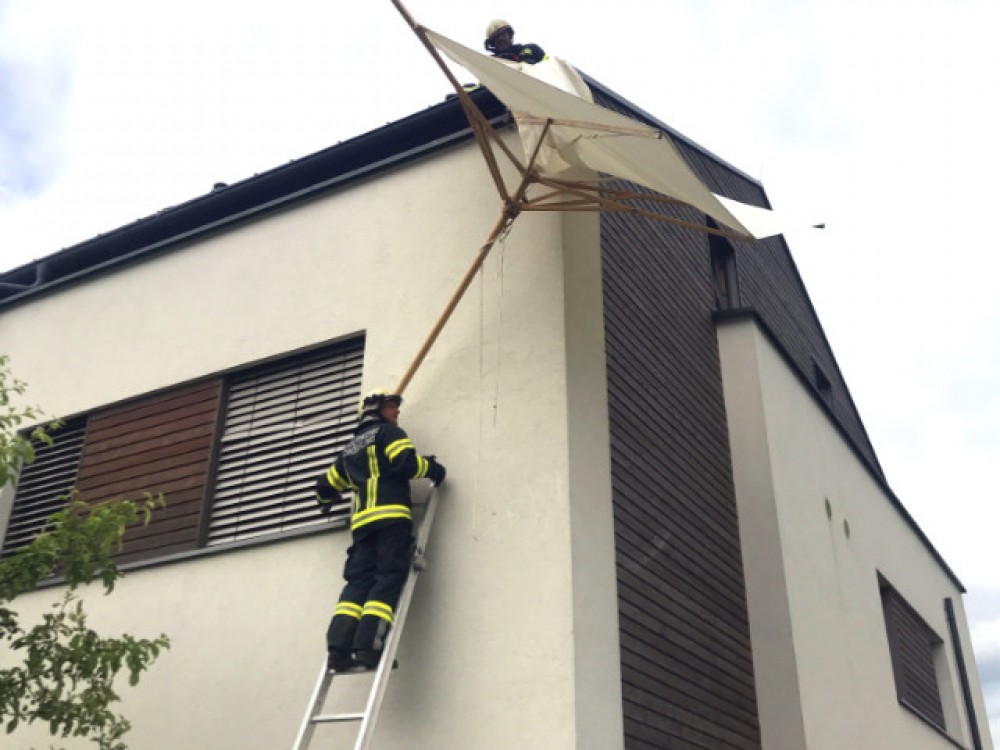 Schirm landete auf Hausdach