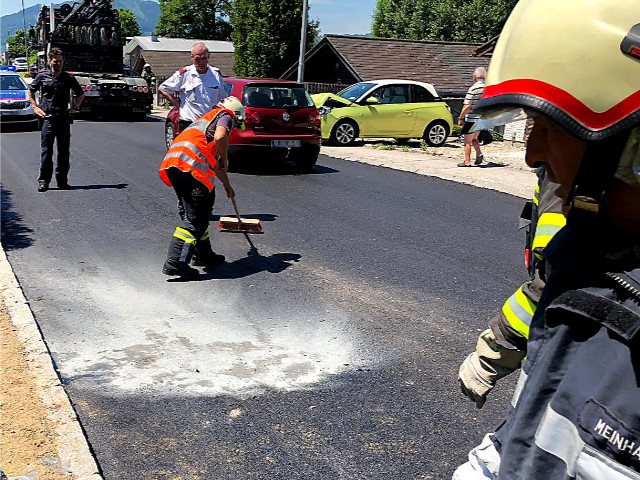 Aufräumarbeiten nach Verkehrsunfall