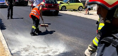 Aufräumarbeiten nach Verkehrsunfall