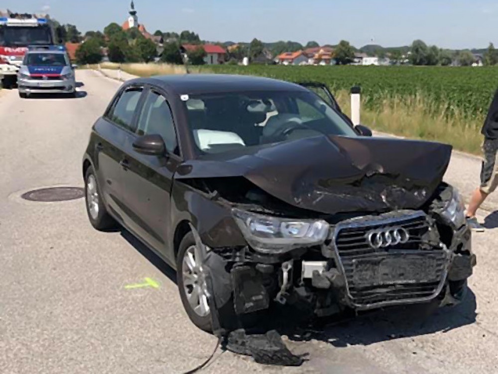 Aufräumarbeiten nach Verkehrsunfall