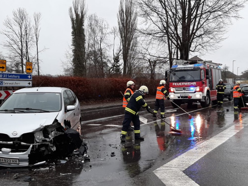 Aufräumarbeiten nach Verkehrsunfall