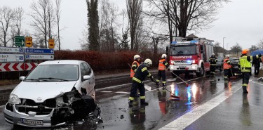 Aufräumarbeiten nach Verkehrsunfall