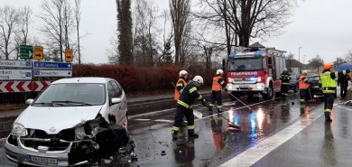 Aufräumarbeiten nach Verkehrsunfall