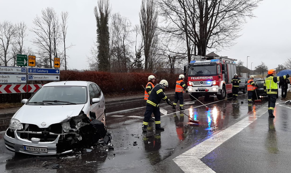 Aufräumarbeiten nach Verkehrsunfall