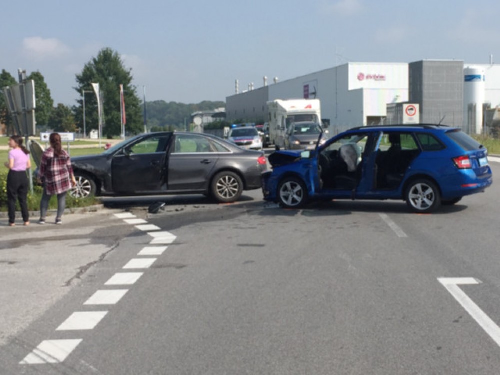 Aufräumarbeiten nach Verkehrsunfall