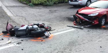 Aufräumarbeiten nach schwerem Motorradunfall