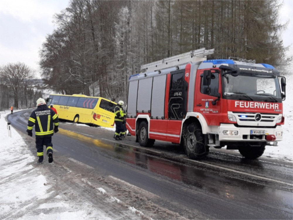 Kindergartenbus von der Straße abgekommen