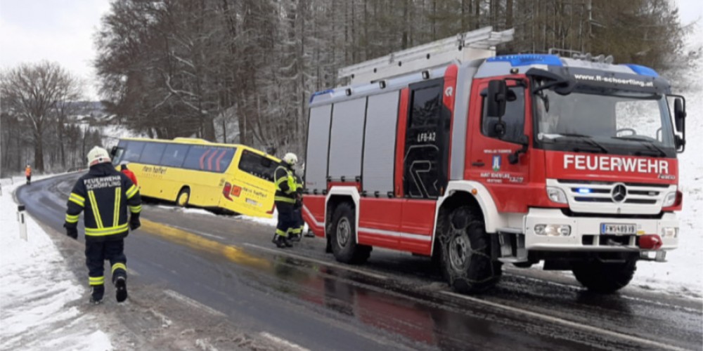 Kindergartenbus von der Straße abgekommen