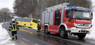 Kindergartenbus von der Straße abgekommen