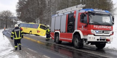 Kindergartenbus von der Straße abgekommen