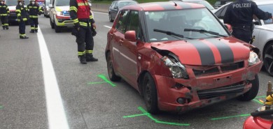 Autobahnunfall mit mehreren Fahrzeugen 