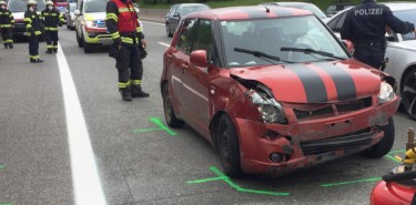 Autobahnunfall mit mehreren Fahrzeugen 
