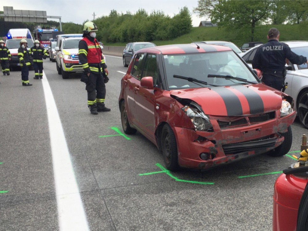 Autobahnunfall mit mehreren Fahrzeugen 