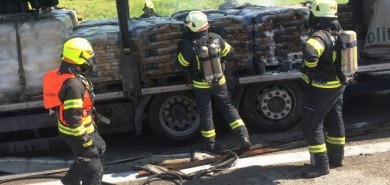 LKW - Brand nach Reifenschaden 