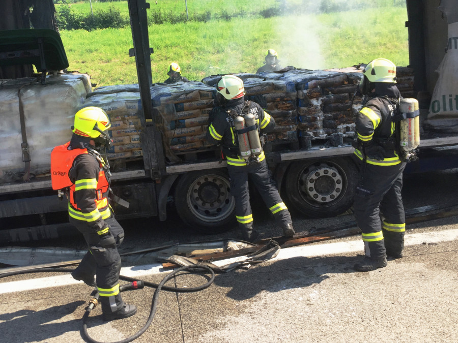 LKW - Brand nach Reifenschaden 