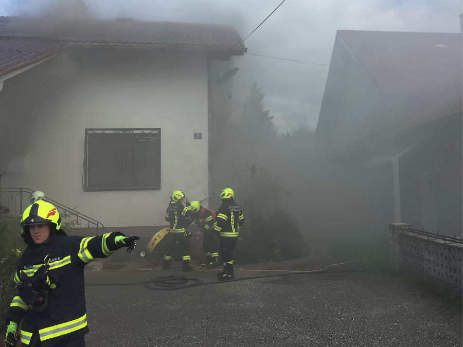 Großeinsatz wegen Brand in Wohnhaus