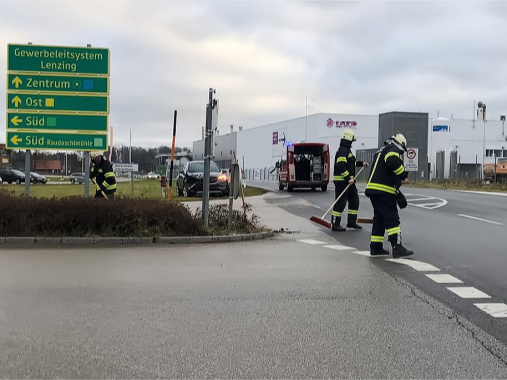 Aufräumarbeiten nach Verkehrsunfall