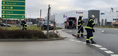 Aufräumarbeiten nach Verkehrsunfall