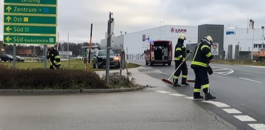 Aufräumarbeiten nach Verkehrsunfall