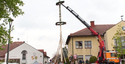Maibaum aufstellen & Dämmerschoppen
