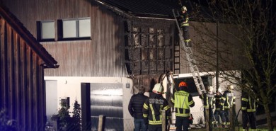 Fassade von Wohnhaus in Brand geraten