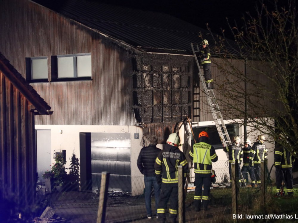 Fassade von Wohnhaus in Brand geraten