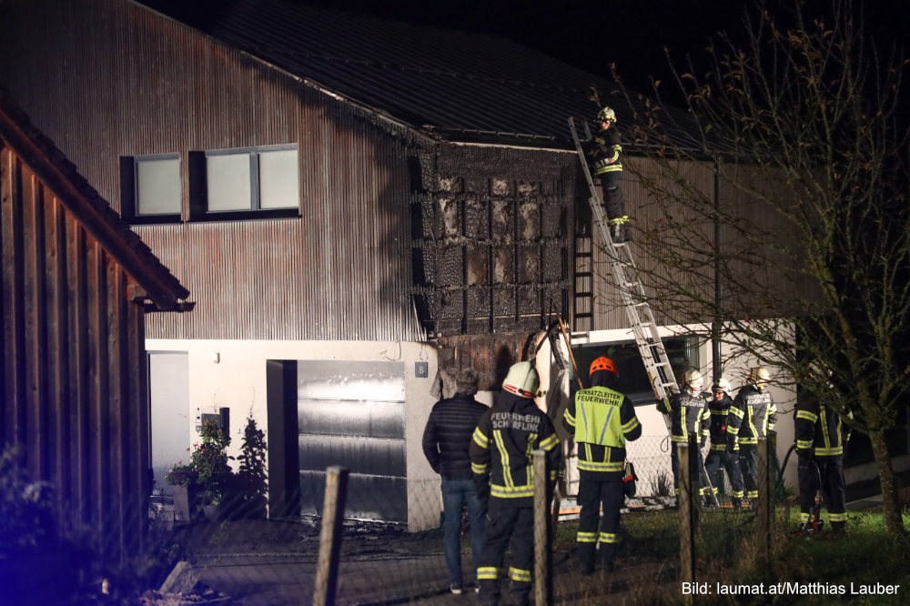 Fassade von Wohnhaus in Brand geraten