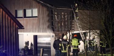 Fassade von Wohnhaus in Brand geraten