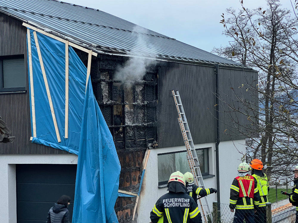 Fassadenbrand nach drei Tagen wieder aufgeflammt