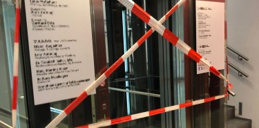 Person im Lift eingeschlossen