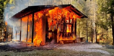 Waldhütte stand im Vollbrand