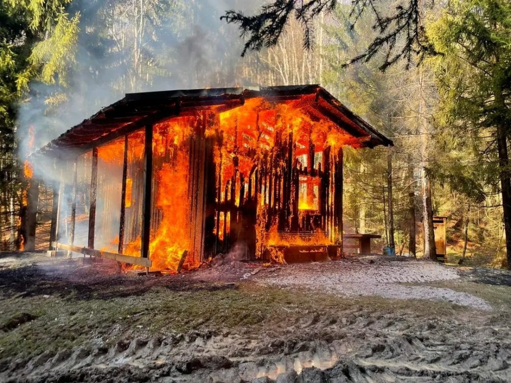 Waldhütte stand im Vollbrand