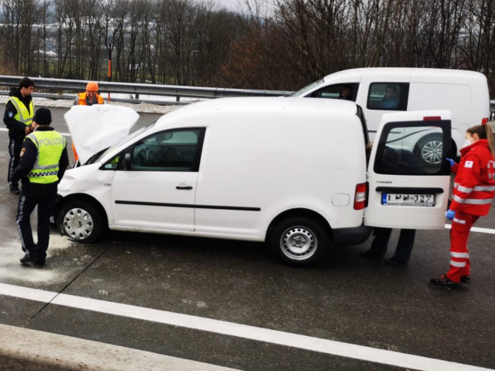 Fahrzeugbrand nach Unfall auf der A1