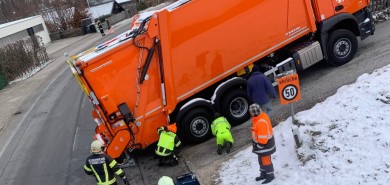 Müllfahrzeug bei Bergeinfahrt festgefahren