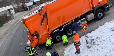 Müllfahrzeug bei Bergeinfahrt festgefahren
