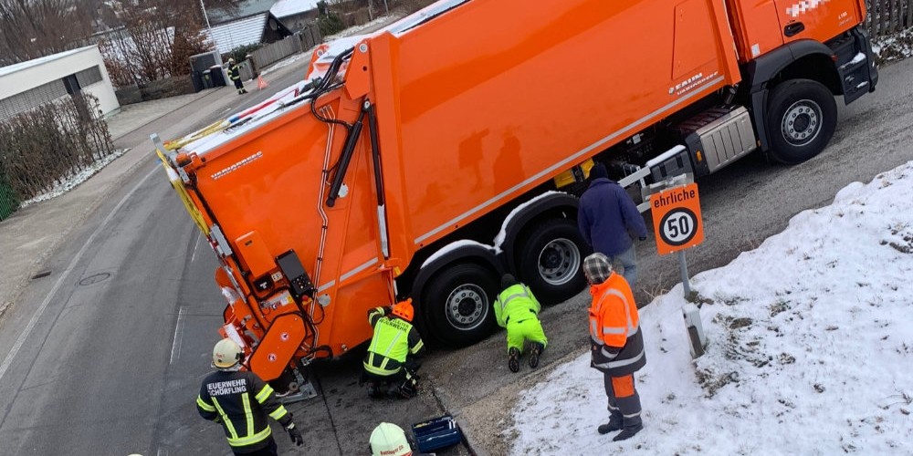 Müllfahrzeug bei Bergeinfahrt festgefahren