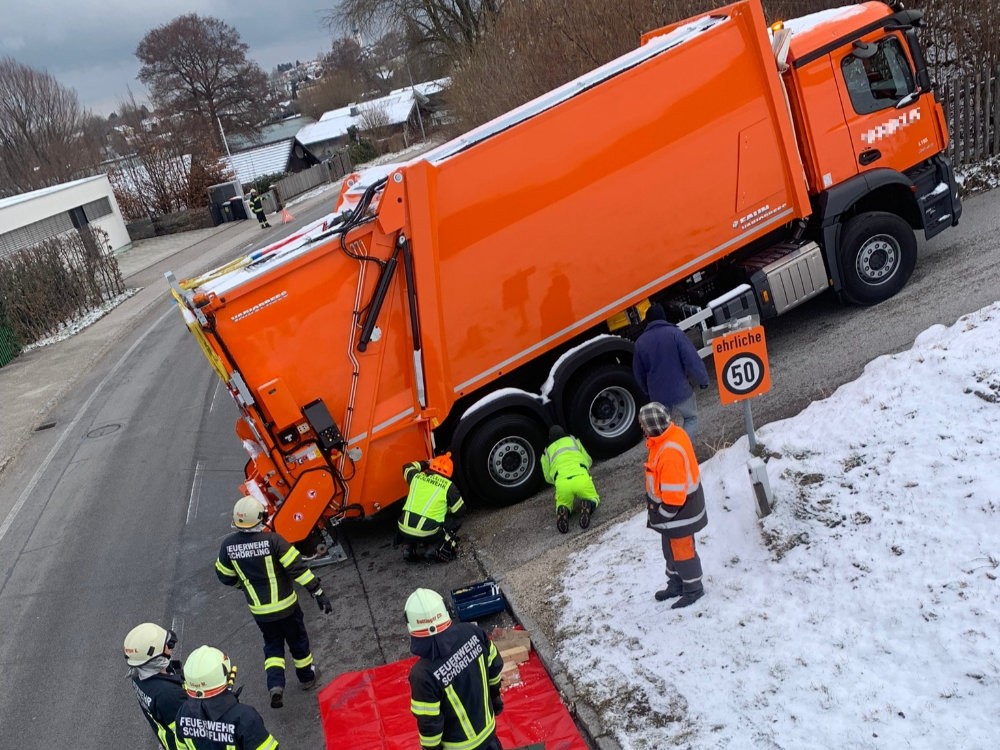 Müllfahrzeug bei Bergeinfahrt festgefahren