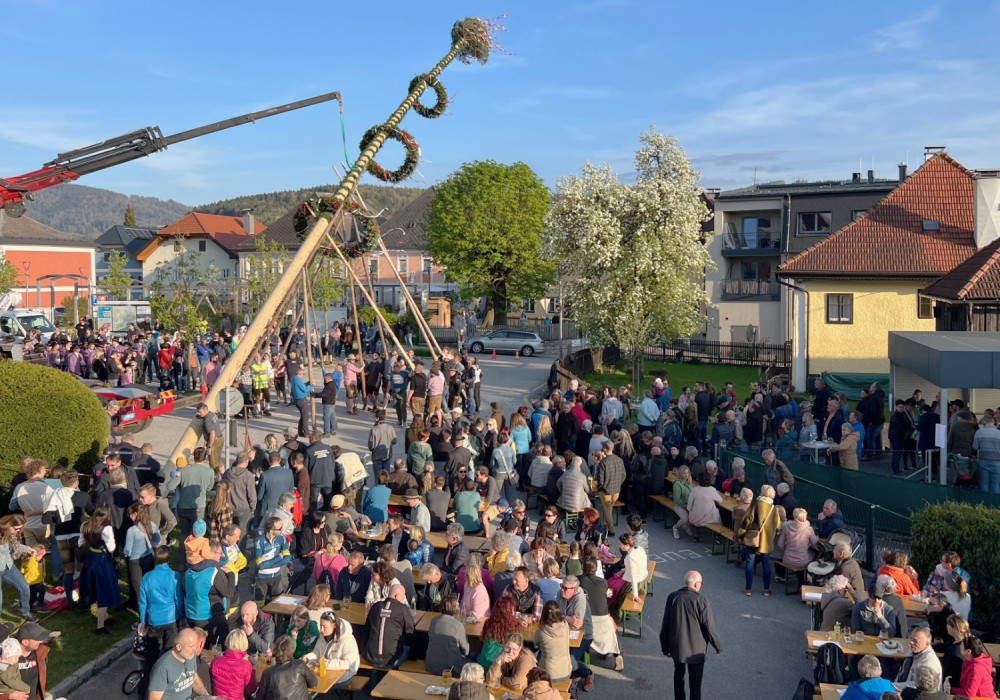 Maibaum aufstellen & Dämmerschoppen