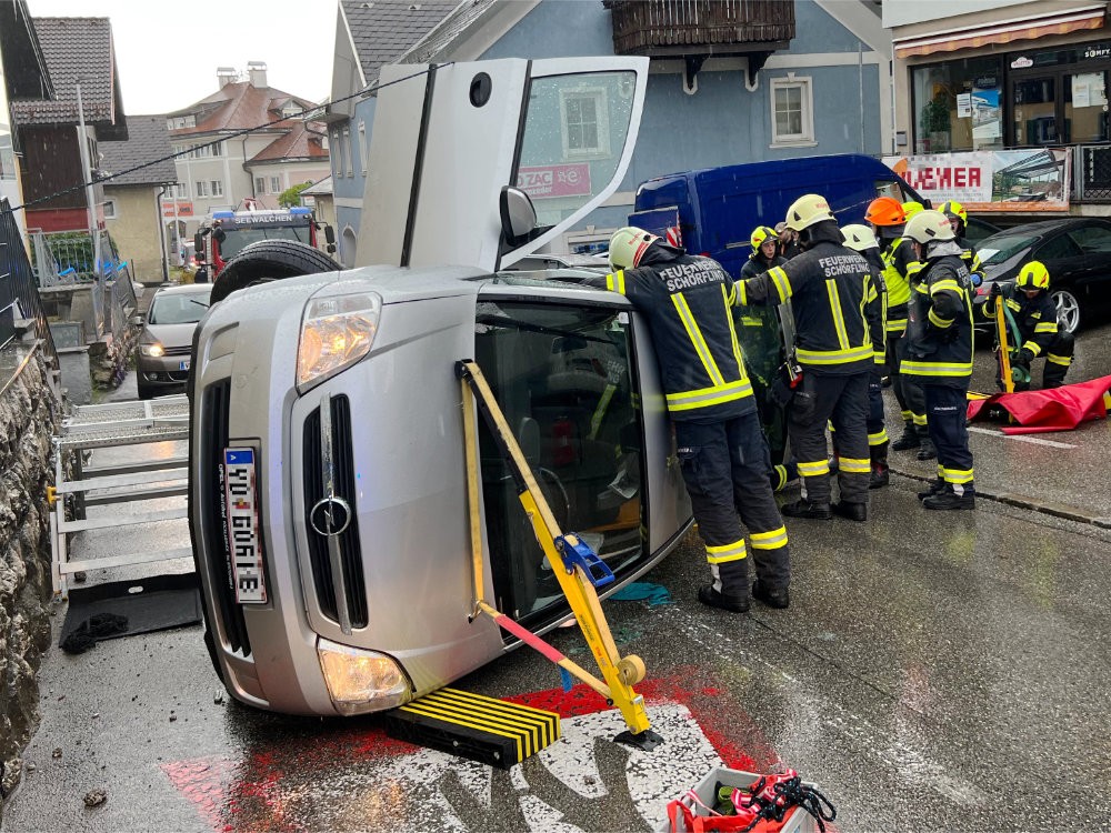 Verkehrsunfall mit eingeklemmter Person