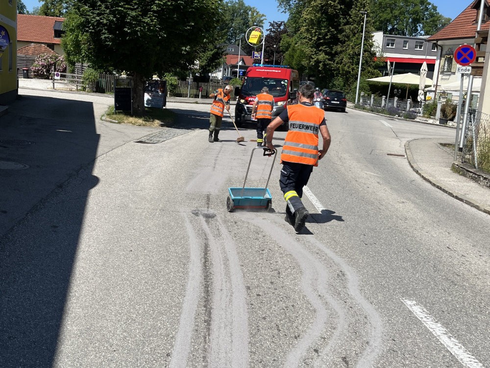 Öleinsatz wegen kilometerlanger Fettspur