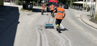 Öleinsatz wegen kilometerlanger Fettspur