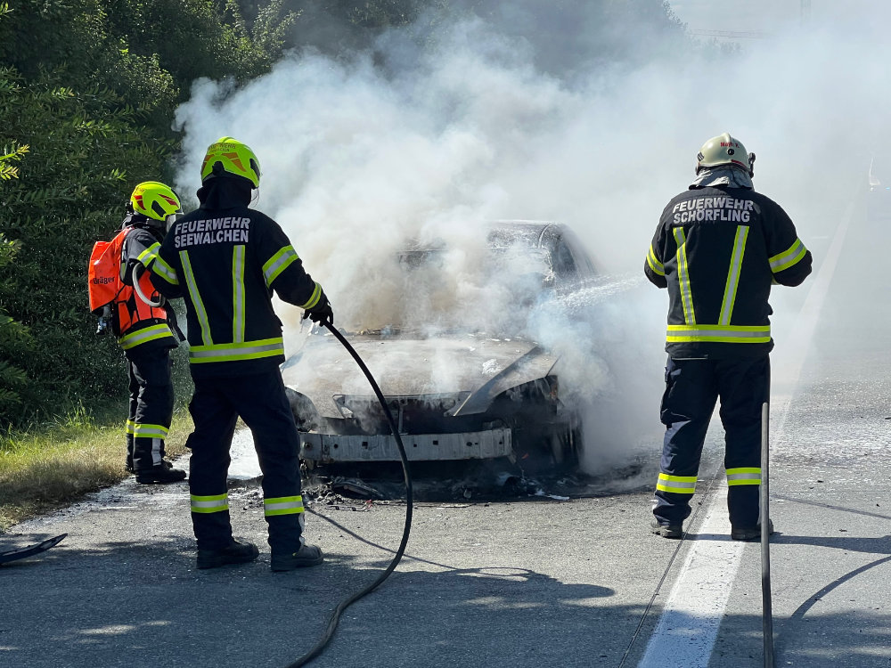 Fahrzeugbrand auf Autobahn zwischen Regau und Laakirchen