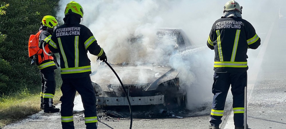 Fahrzeugbrand auf Autobahn zwischen Regau und Laakirchen