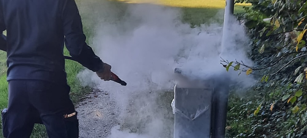 Brand Mülleimer während Kirtag