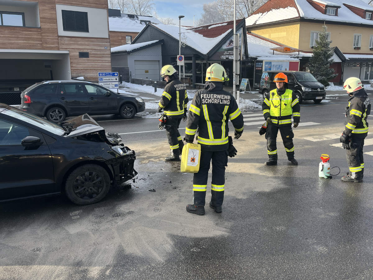 Aufräumarbeiten nach Verkehrsunfall