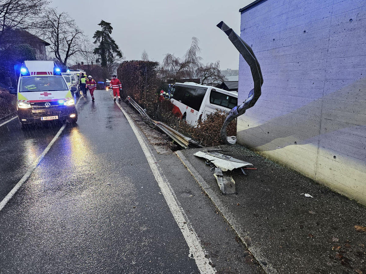 Schwerer Busunfall in Seewalchen