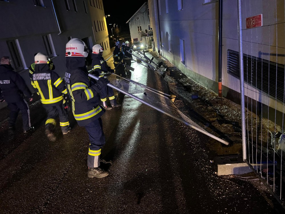 Sturm führt zu blockierter Fahrbahn